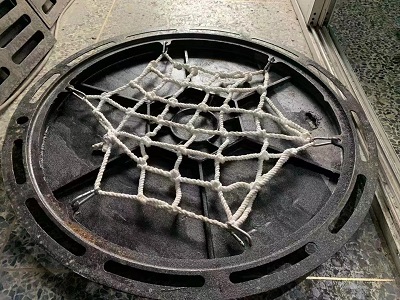 井蓋安全網(wǎng)，井蓋脫落，井蓋防盜，井蓋安全，城市基礎(chǔ)設(shè)施，井蓋保護(hù)，井蓋安全防護(hù)