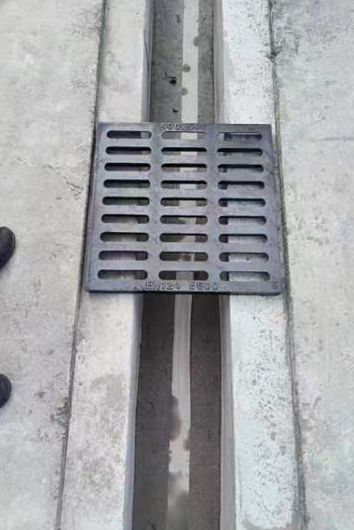 鑄鐵蓋板,為什么鑄鐵蓋板能承受重壓,長久不壞?